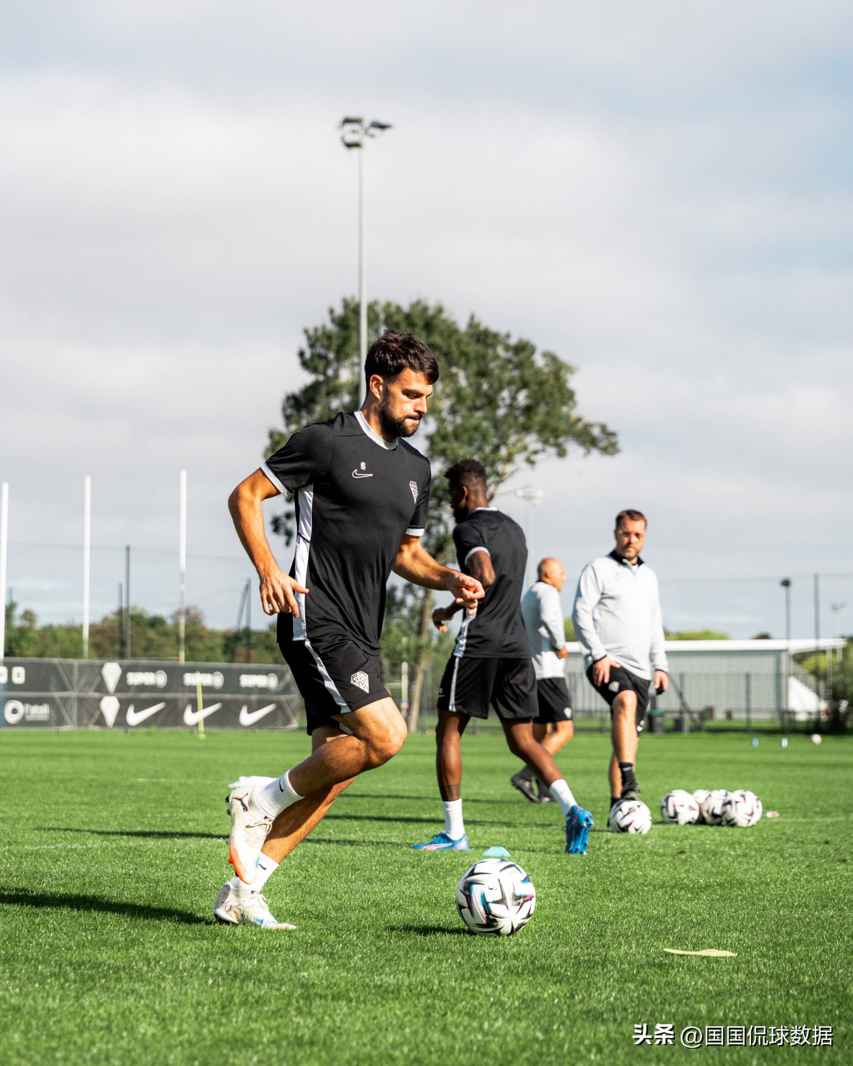 爱游戏网站入口包含冲刺阶段拜仁慕尼黑止住颓势：法甲节点到来，震撼外界，训练强度明显提升的词条